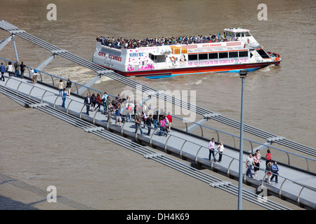 La gente a piedi oltre il Millennium Bridge London REGNO UNITO Foto Stock