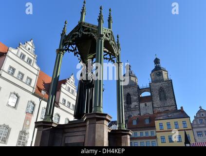 Wittenberg, Germania. 31 ott 2013. Il Martin Luther memoriale sulla piazza del mercato a Wittenberg (Germania), 31 ottobre 2013. Con i servizi ecclesiali, concerti e una festa della città, la città celebra il giorno della Riforma. Martin Lutero (1483-1546) è detto di avere inchiodato il suo 95 tesi contro la vendita delle indulgenze sulla porta della chiesa del castello di Wittenberg il 31 ottobre 1517. L'atto è considerato come l'inizio della riforma a livello mondiale della chiesa. Foto: HENDRIK SCHMIDT/dpa/Alamy Live News Foto Stock