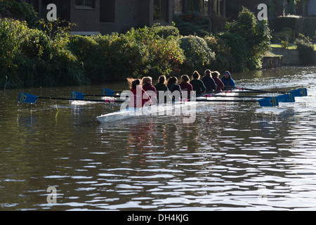 Una donna otto di canottaggio sul fiume Cam Cambridge Regno Unito Foto Stock