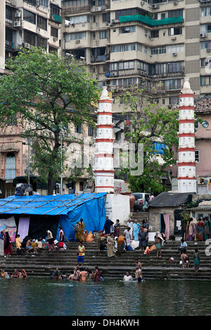 Banganga Serbatoio acqua tempio Walkeshwar Mumbai India Maharashtra 2012 Foto Stock