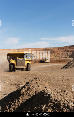 Miniera d'oro il funzionamento in apertura della superficie in ghisa pit con grande retata carrello lasciando gli escavatori e lavorando dietro, Mauritania, Africa nordoccidentale Foto Stock