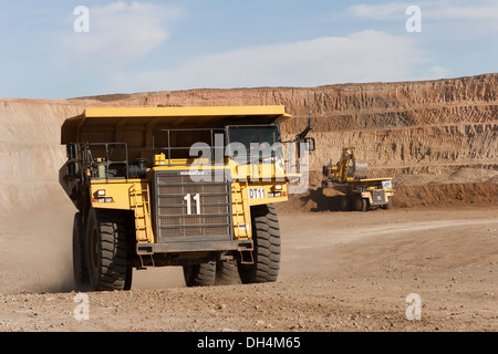 Miniera d'oro il funzionamento in apertura della superficie in ghisa pit con grande retata carrello lasciando gli escavatori e lavorando dietro, Mauritania, Africa nordoccidentale Foto Stock