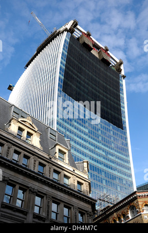 Londra, Inghilterra, Regno Unito. 20 Fenchurch Street "walkie-talkie" (ottobre 2013) 37 piani grattacielo. Ombra nera (vedi descrizione) Foto Stock