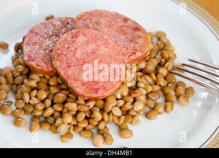 Zampetto di maiale con lenticchie, cibo tradizionale italiano. Foto Stock