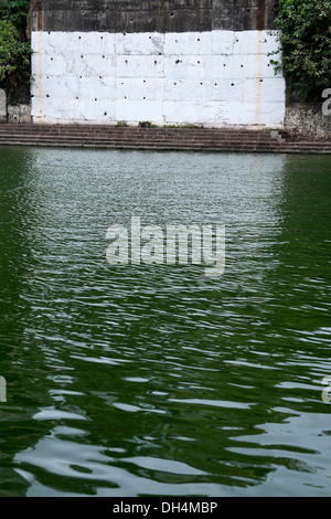 Muro Bianco e Banganga Serbatoio acqua Walkeshwar Mumbai India Maharashtra 2012 Foto Stock