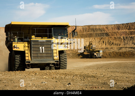 Miniera d'oro il funzionamento in apertura della superficie in ghisa pit con grande retata carrello lasciando gli escavatori e lavorando dietro, Mauritania, Africa nordoccidentale Foto Stock