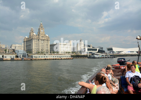 Il Royal Liver Building da un traghetto Mersey Arrivando al Pier Head. Passeggeri Foto Stock