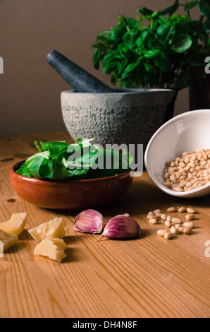 Come preparare il pesto con ingredienti freschi Foto Stock