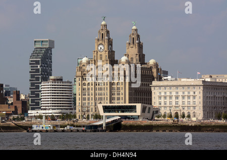 Il Royal Liver Building da un traghetto Mersey Arrivando al Pier Head. Foto Stock