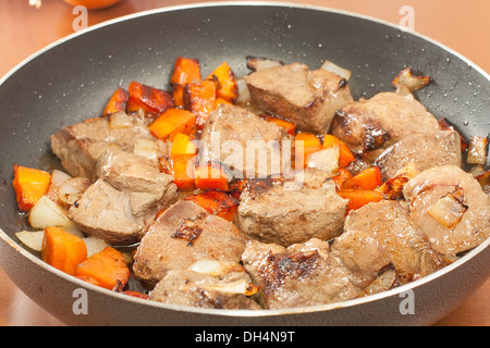 Le fette di fegato di manzo saltato con verdure in una padella Foto Stock