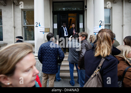 Cittadini francesi voto al Lycee Francais Charles de Gaulle a Londra il 6 maggio 2012, come la votazione inizia per la seconda tornata di Foto Stock