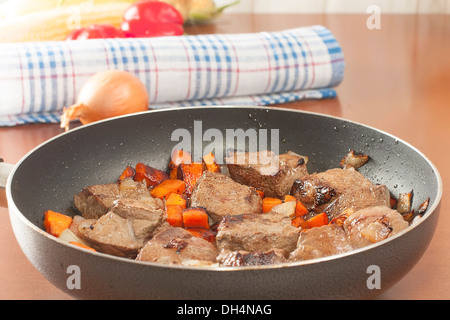 Le fette di fegato di manzo saltato con verdure in una padella Foto Stock