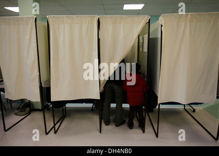 Cittadini francesi voto al Lycee Francais Charles de Gaulle a Londra il 6 maggio 2012, come la votazione inizia per la seconda tornata di Foto Stock