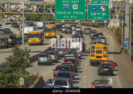Il traffico SCHUYLKILL EXPRESSWAY INTERSTATE 76 Filadelfia Pennsylvania USA Foto Stock