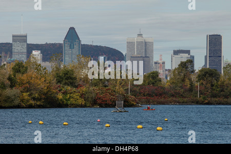 La città di Montreal come si vede dal continente americano con il San Lorenzo Seaway in primo piano Foto Stock