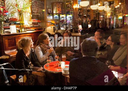 Paesi Bassi, Amsterdam, persone chiacchierando e gustando un drink in brown cafè chiamato Moncafe Foto Stock
