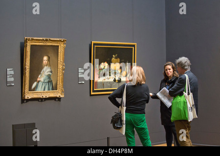 Paesi Bassi, Amsterdam, Rijksmuseum . Guida per spiegare ai visitatori in tribuna d'Onore Foto Stock