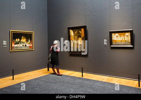 Paesi Bassi, Amsterdam, Rijksmuseum . Donna visitando la Galleria di onore Foto Stock