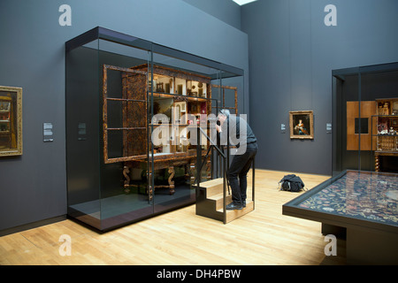 Paesi Bassi, Amsterdam, Rijksmuseum. Fotografo di prendere immagini di Petronella Oortman Dolls house. Artista sconosciuto Foto Stock