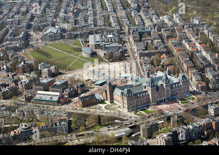 Paesi Bassi, Amsterdam, il Museo Rijks, il Museo Stedelijk e Concertgebouw sul Museumplein. Antenna Foto Stock