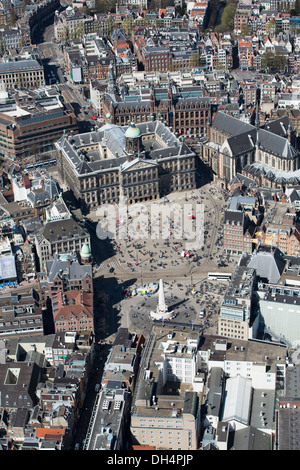 Paesi Bassi, Amsterdam, vista sul Palazzo Reale, Nieuwe Kerk e la II Guerra Mondiale monumento su Piazza Dam. Antenna Foto Stock