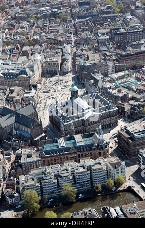 Paesi Bassi, Amsterdam, vista sul Palazzo Reale, Nieuwe Kerk e la II Guerra Mondiale monumento su Piazza Dam. Antenna Foto Stock
