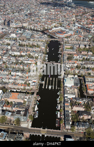 Paesi Bassi, Amsterdam, vista sul fiume Amstel, Skinny Bridge, la Stopera (Municipio e Teatro dell'Opera). Antenna Foto Stock