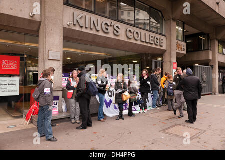 Tecnici e personale di sostegno; fa parte di ufficiali UNITE picket; su una giornata di sciopero per pagare e condizioni di stand fuori dell'entrata al filamento Campus; King's College di Londra su 31.10.2013 Foto Stock