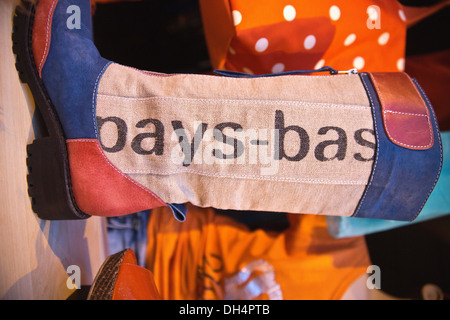 Paesi Bassi, Amsterdam, 27 aprile Kingsday. Febbre arancione nella vetrina del negozio di abbigliamento. I colori nazionali, rosso, bianco e blu Foto Stock