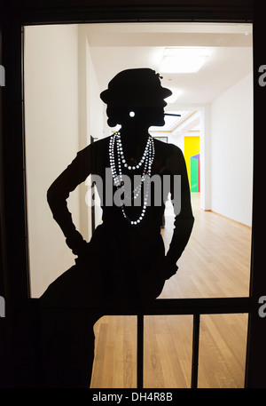 Silhouette di Coco Chanel fumare una sigaretta a Chanel mostra al Gemeentemuseum, l'Aia, Olanda Foto Stock