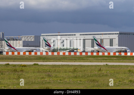 Amburgo, Germania - 16 settembre 2013: lineup di tre Emirates Airbus A380 in diversi stadi di sviluppo sulla pianta di Airbus Foto Stock