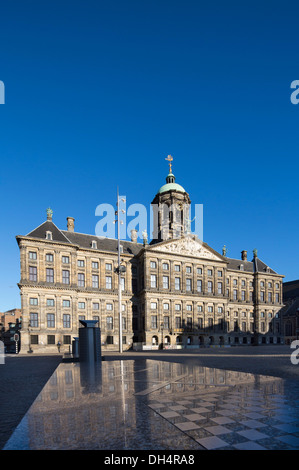 Paesi Bassi, Amsterdam, Palazzo reale e su piazza Dam Foto Stock