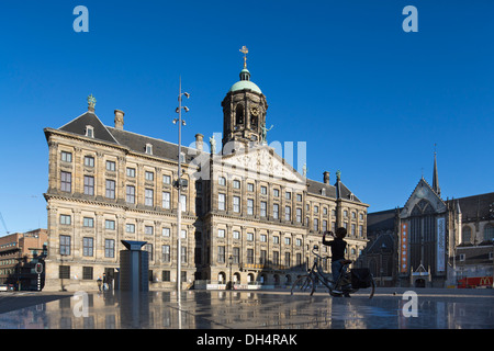 Paesi Bassi, Amsterdam, Palazzo reale e su piazza Dam. Donna con la bicicletta assume foto Foto Stock