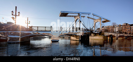 Holland, artwork durante Amsterdam Light Festival da Titia Ex chiamato compare a Amsterdam, sul ponte levatoio Skinny Bridge. Foto Stock