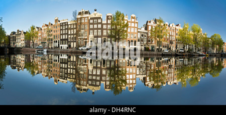 I Paesi Bassi, Amsterdam, riflesso della banca Canale di Beagle case e case galleggianti al canale chiamato Singel. Unesco - Sito Patrimonio dell'umanità. Foto Stock