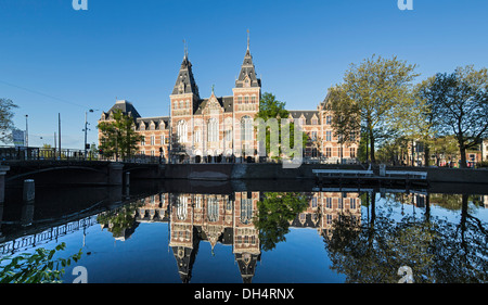 Paesi Bassi, Amsterdam, Rijksmuseum e di riflessione Foto Stock