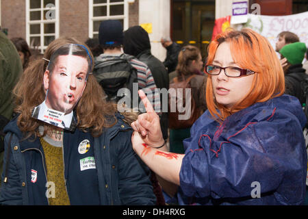 Londra, Regno Unito. Il 31 ottobre 2013. Gli studenti che colpisce il supporto di insegnamento e di supporto alle staf domanda più equa aumenti salariali e un salario di sussistenza per a bassa retribuzione dei lavoratori universitari. Credito: Paolo Davey/Alamy Live News Foto Stock