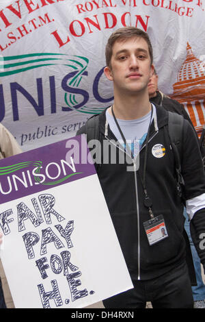 Londra, Regno Unito. Il 31 ottobre 2013. Gli studenti escono a sostegno dell'insegnamento universitario e il personale di servizio che colpisce per la domanda più equa aumenti salariali e un salario di sussistenza per basso pagato università del personale di supporto. Credito: Paolo Davey/Alamy Live News Foto Stock