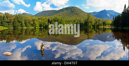 Vista panoramica di Phelps Mtn, Mt Marcy e Mt. Colden riflessa nella diga di Marcy stagno in alte cime, Montagne Adirondack, NY Foto Stock