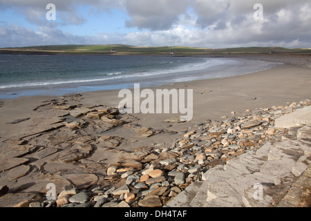 Isole di Orkney, Scozia. La baia di Skaill foreshore che è adiacente all'insediamento neolitico a Skara Brae. Foto Stock