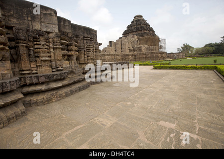 Facciata del tempio di Konark Sun progettata per assomigliare a un carro con 12 ruote giganti scolpite trainate da una squadra di 7 cavalli, sito patrimonio dell'umanità dell'UNESCO Foto Stock