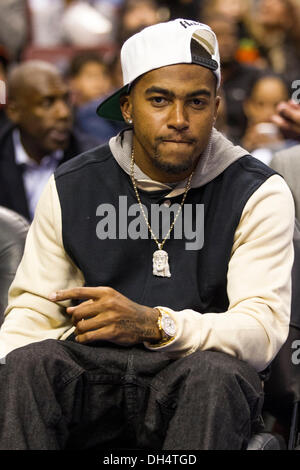 Philadelphia, Pennsylvania, USA. Il 30 ottobre 2013. Philadelphia Eagles wide receiver DeSean Jackson guarda dal margine durante il gioco NBA tra Miami Heat e la Philadelphia 76ers presso la Wells Fargo Center di Philadelphia, Pennsylvania. Il 76ers win 114-110. Christopher Szagola/Cal Sport Media/Alamy Live News Foto Stock