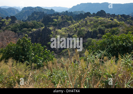 Vista orizzontale attraverso il pittoresco pietre calcaree carsiche di Phou Hin Boon il parco nazionale. Foto Stock