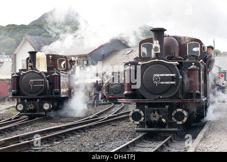 Locomotive a vapore sul Blaenau Ffestiniog Railway a Porthmadog, Galles Foto Stock