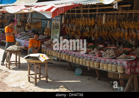 Chiudere orizzontale su di un mercato in stallo sul ciglio della strada in Laos. Foto Stock