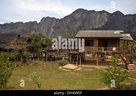 Vista orizzontale della stilted tipiche case di legno lungo una strada di campagna in Laos. Foto Stock