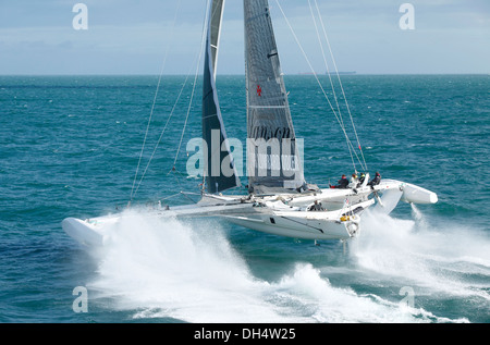 Il Hydroptere all'inizio di un tentativo di record a vela nel Solent, Cowes, Isle of Wight, Regno Unito. Foto Stock