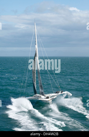 Il Hydroptere all'inizio di un tentativo di record a vela nel Solent, Cowes, Isle of Wight, Regno Unito. Foto Stock