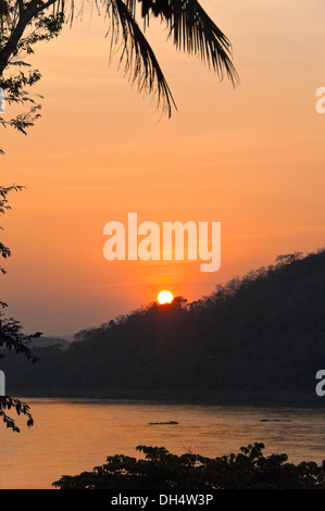 Vista verticale attraverso il fiume Mekong al tramonto. Foto Stock