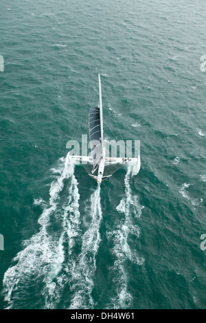 Il Hydroptere all'inizio di un tentativo di record a vela nel Solent, Cowes, Isle of Wight, Regno Unito. Foto Stock